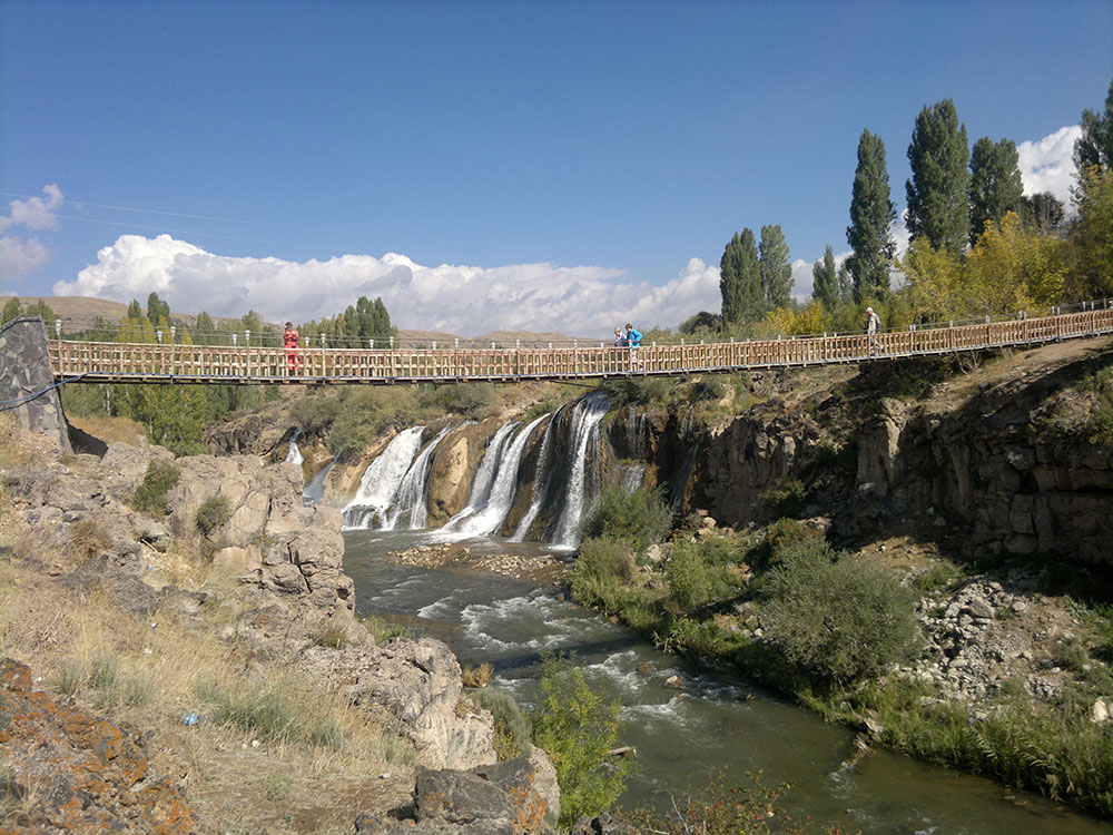 Muradiye Wasserfall mit Hängebrücke